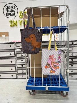 Preview: Cherry Picking Bag, Stoffpanel Canvas Dackel und Rollschuhe